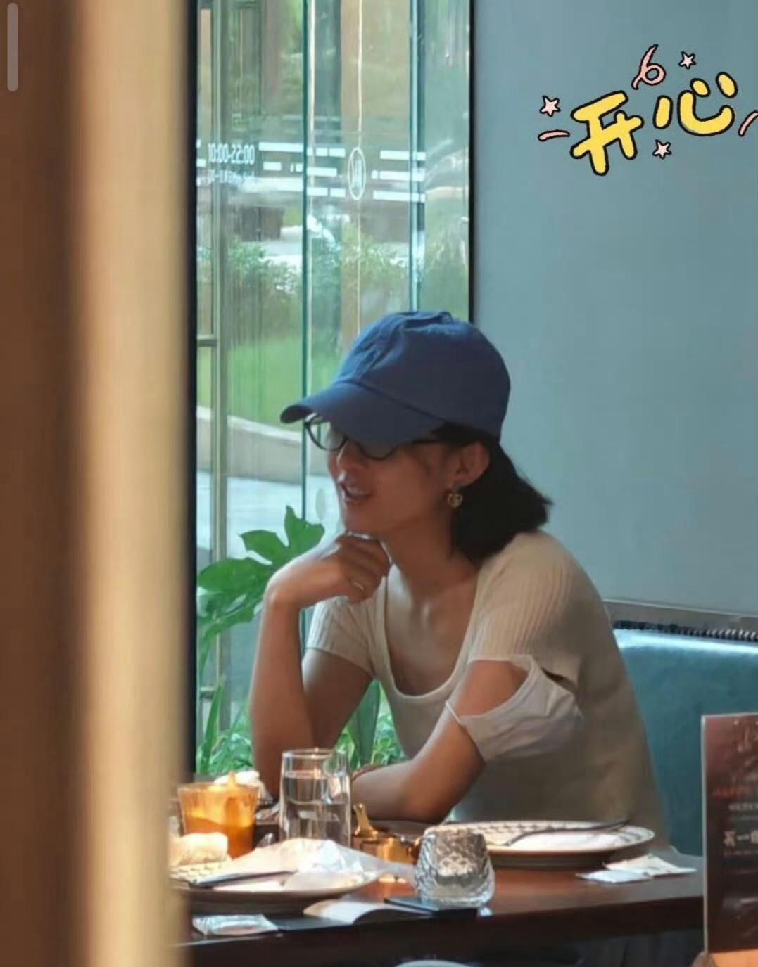 别的明星出行前呼后拥、层层围堵，赵丽颖在上海却像常驻路人，全网网友扎堆偶遇，唯独