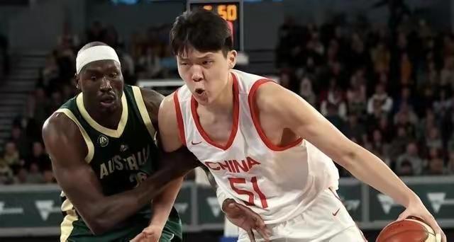 杨瀚森2分钟垃圾时间上场后先是挡拆给库克送出一记击地传球，结果库克没有反跑，皮球