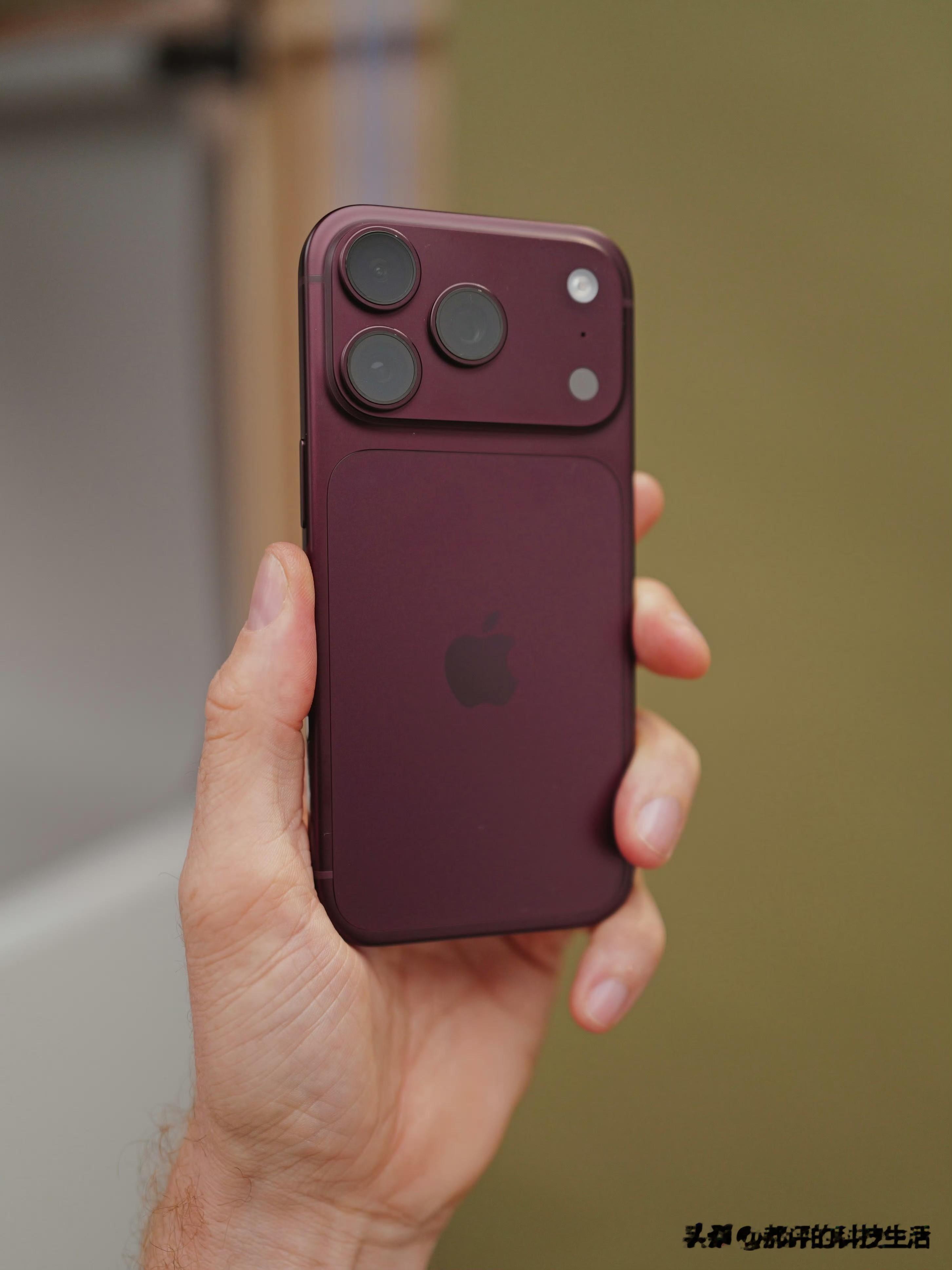 iPhone18Pro还没正式开卖，外面的报价已经比官网低了900块。但这可和苹果一毛钱关系没有，那