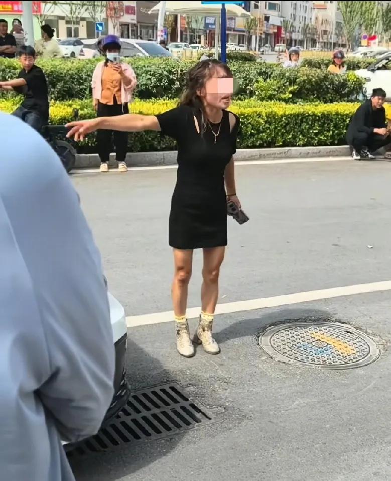 菏泽网红玲玲宝贝把“作死”玩成了行为艺术！开二手保时捷违停堵12辆车，被贴罚单当
