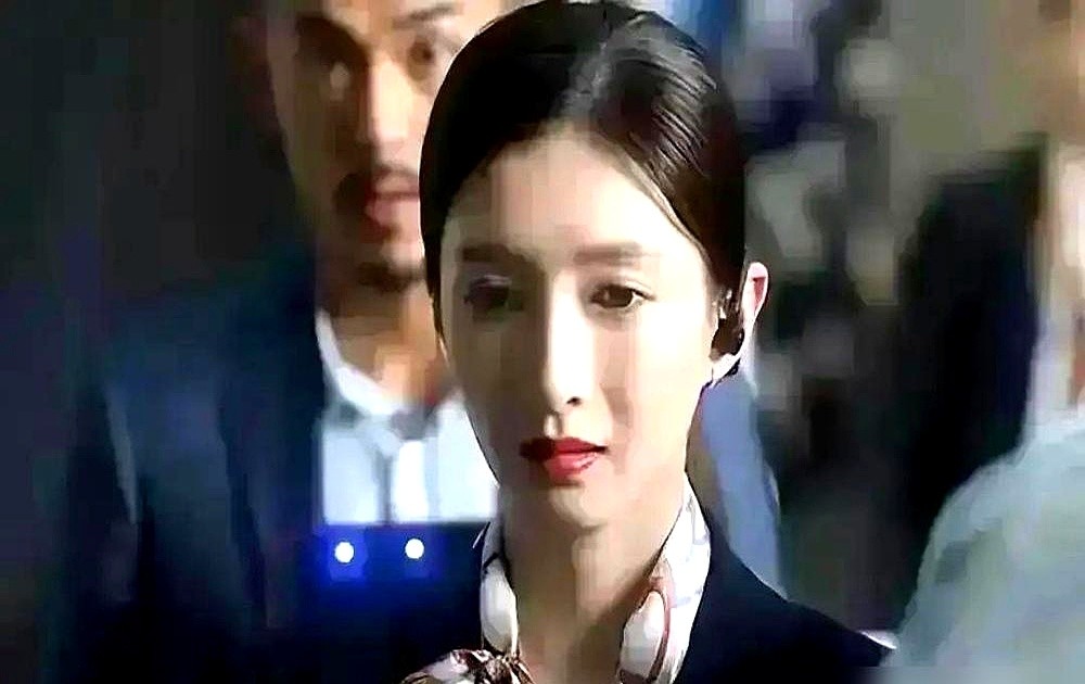 导演一喊“咔”，她直接瘫在地上，浑身都在抖，捂着胸口说疼，是真的疼。拍《三十而已》那场脱衣服的戏，江