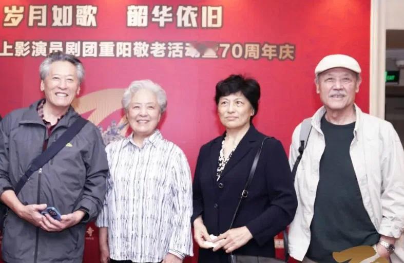 四位上影演员剧团的老戏骨，我只认出右一的达式常，他主演的《难忘的战斗》、《燕归来