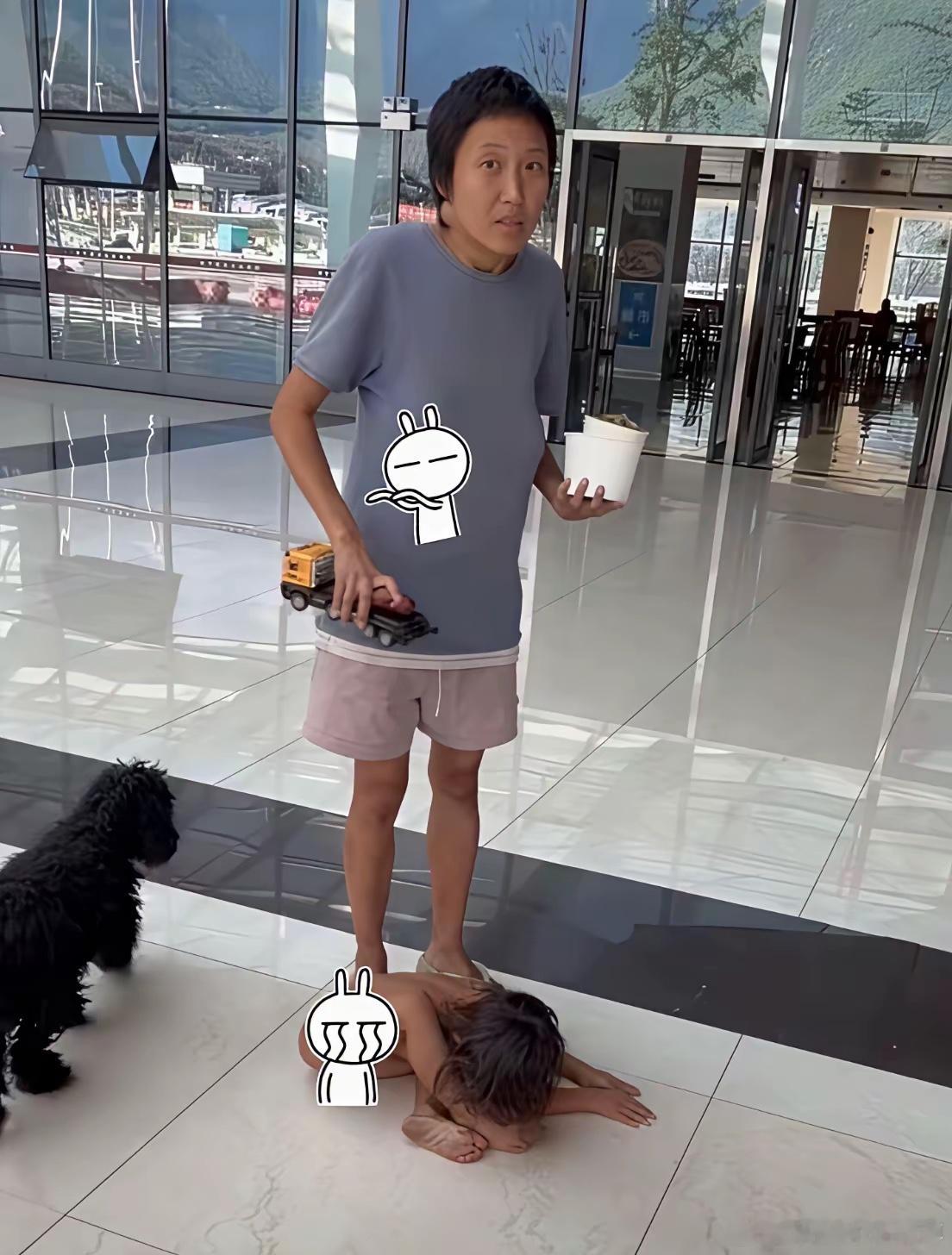 🔻父亲有大学学历，母亲有研究生学历……🔻但是看人家偶遇拍到的小孩妈妈，看她眼
