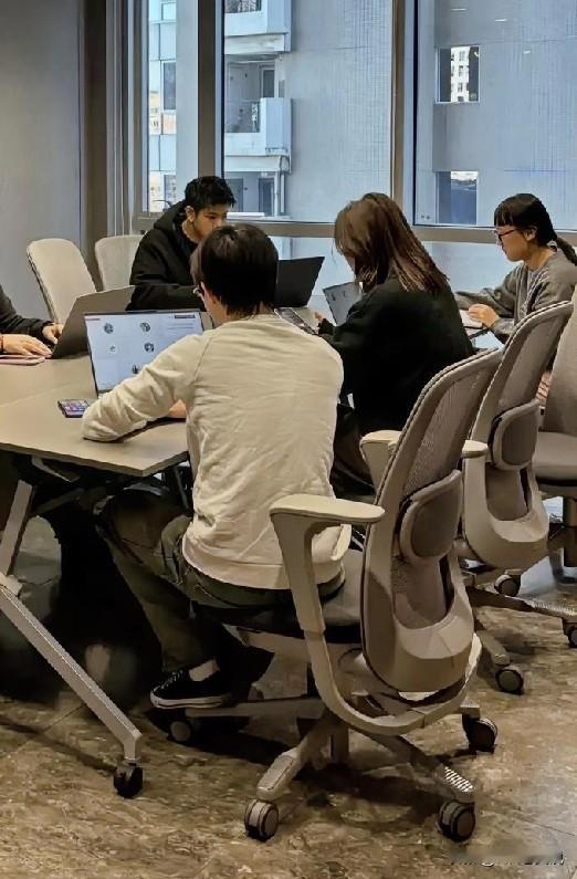 入职才一个多月的新员工要离职，给出的离职原因是家里有事。本着好聚好散的念头，流程