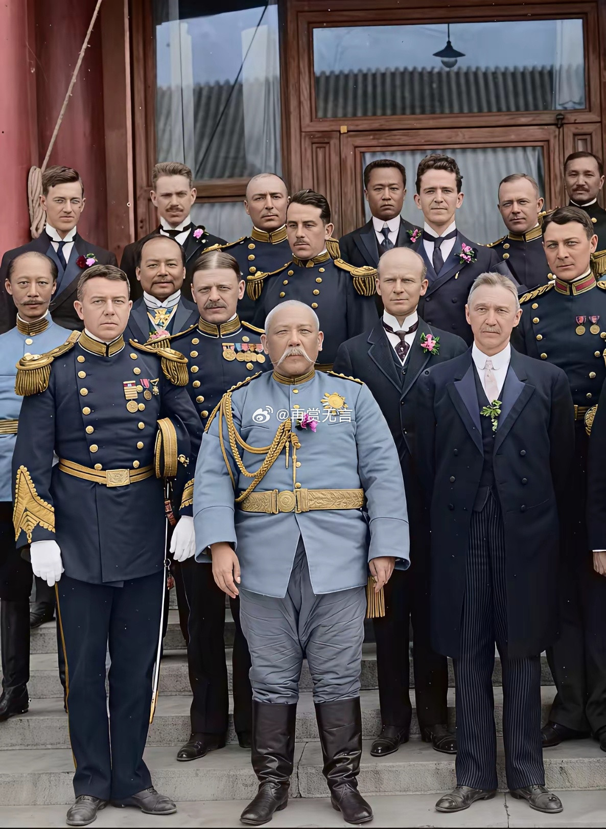 历史名人旧照欣赏，那时候应该还没有化纤，都是棉布或者丝绸之类的，特别是冬天还是棉