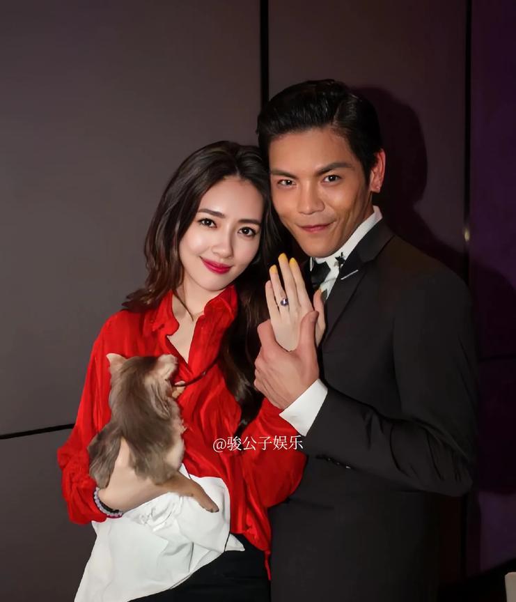 向佐在近期的采访中谈到了与郭碧婷结婚六年的婚姻生活。自2019年结婚以来，当聊到