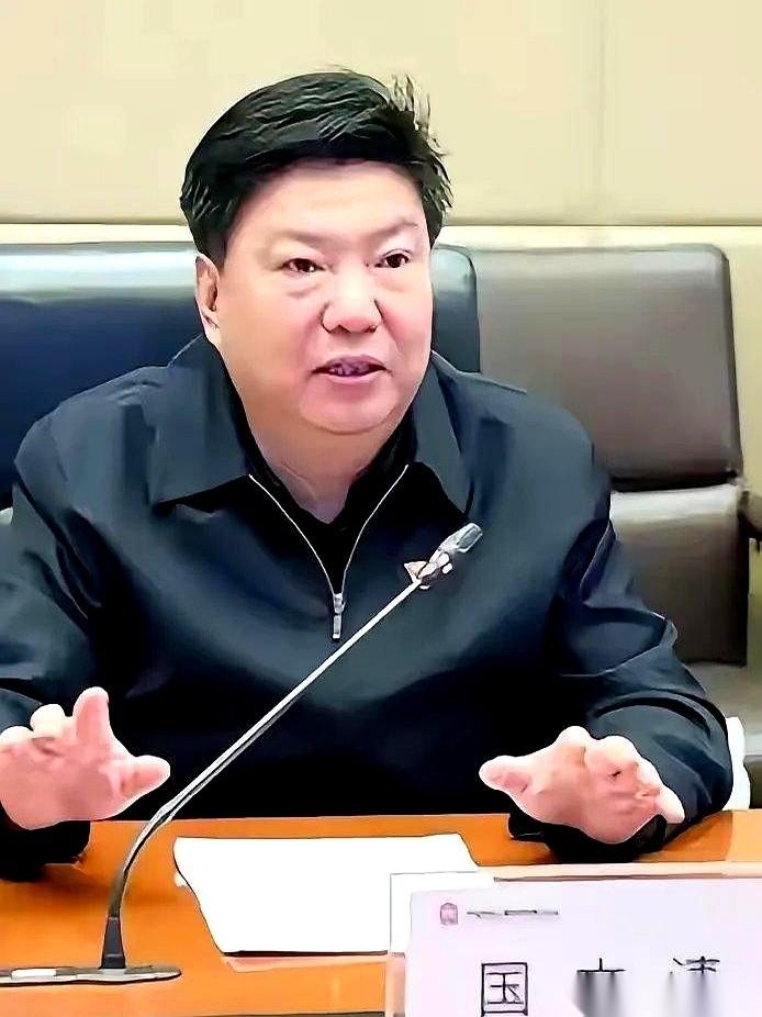 见过上赶着给竞争对手递刀子的吗？不仅递刀子，还手把手教人家怎么磨刀。五矿那个