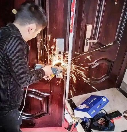 “开锁小哥被当枪使”：催收公司玩套路，合法维权的底线在哪里？山东济南一开锁小哥，