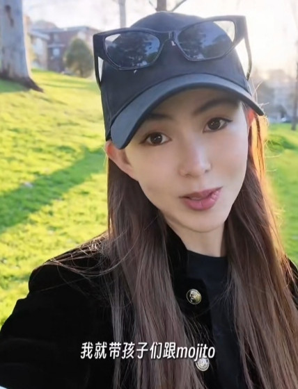 周杰伦老婆昆凌带女儿们公园遛狗，11岁大女儿海瑟薇身高快赶上昆凌了，双腿修长，身高瞩目，看背影都分不