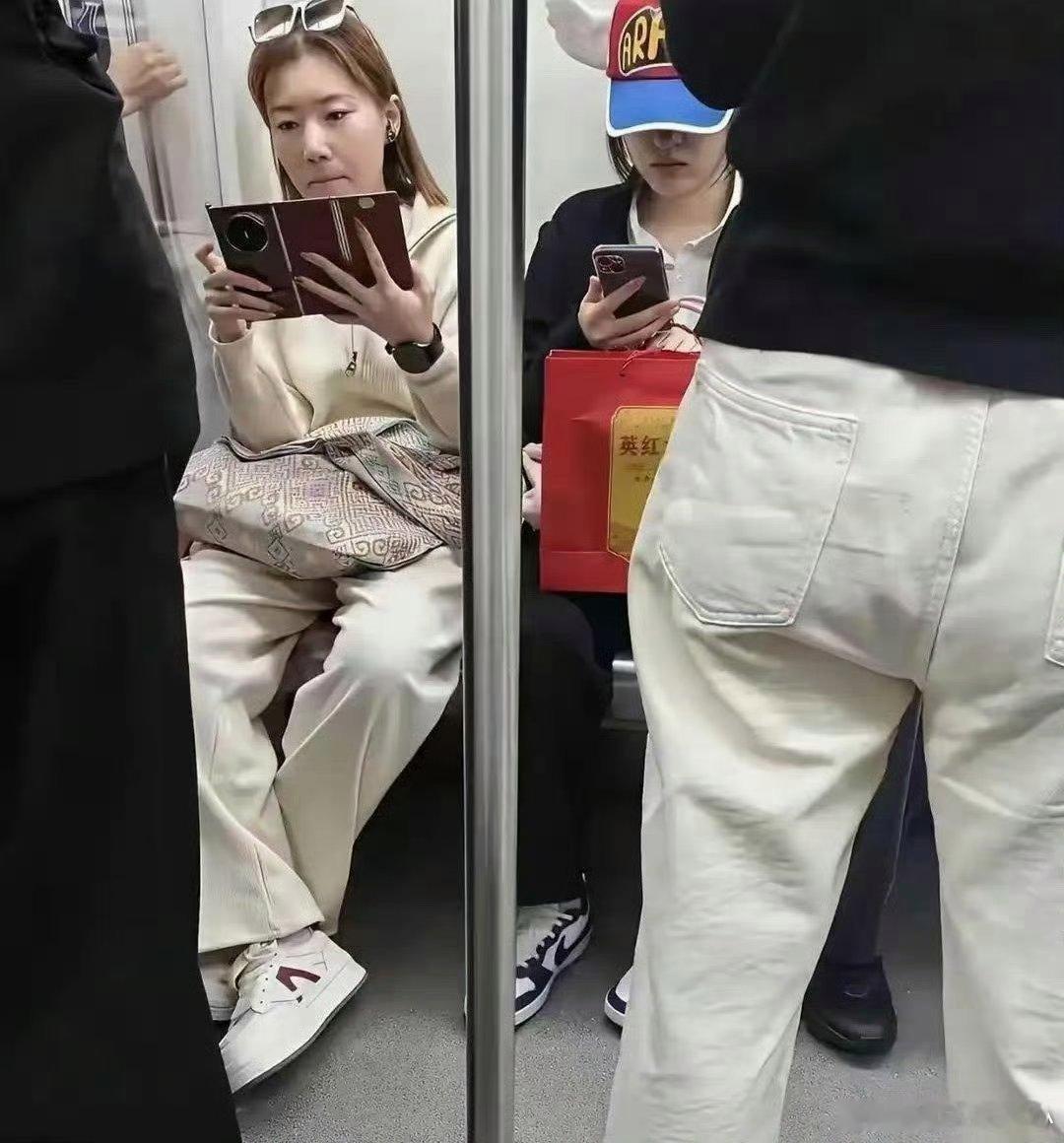 有钱没钱，在地铁一眼就能瞧出来。
