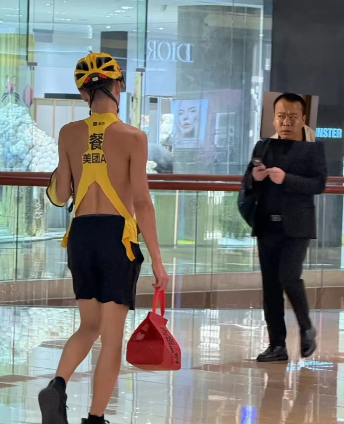 广东真的这么热吗？看看把外卖小哥熬成啥样了