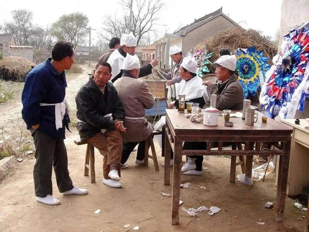 农村丧事大操大办的风气，如今真是愈演愈烈。本该肃穆的场合，却充斥着歌舞杂耍、洋鼓