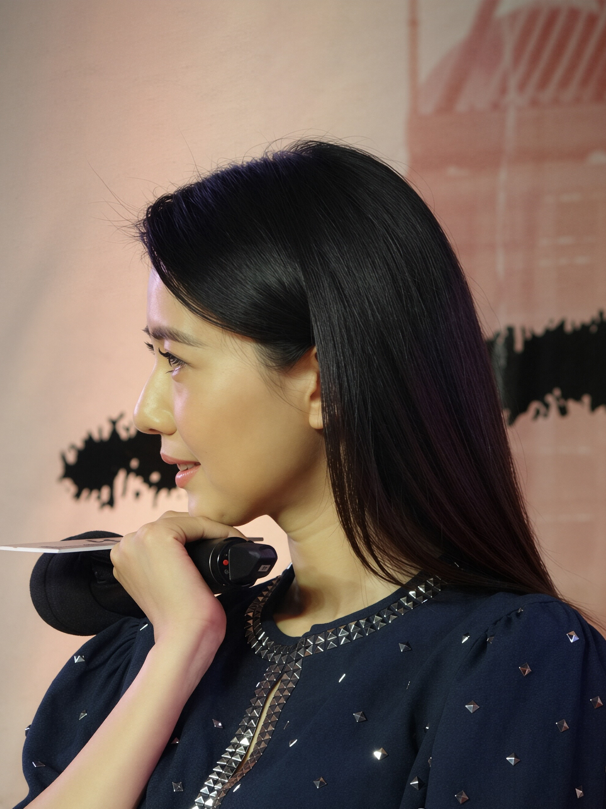 高圆圆这组侧颜杀直接把春日氛围感拉满✨就像坐着赏花专列穿越花海时，抬眼撞见的