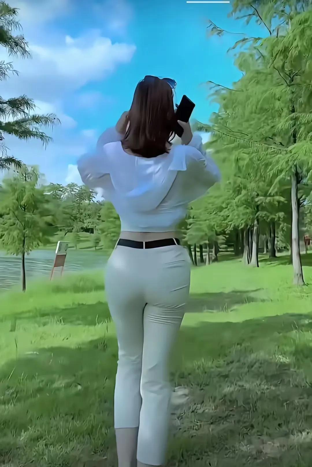 夏日漫步，绿意盎然，享受自然之美。