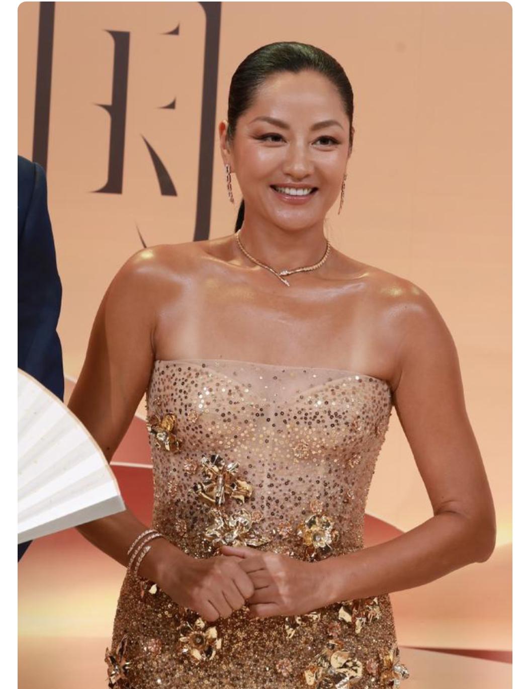 瞿颖变胖了不少，胖嘟嘟的脸，一点也看不出细纹，一颦一笑，还是那么迷人。当有人问起