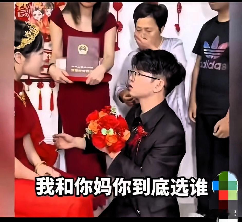 接亲现场，新郎单膝跪地，正准备接新娘出门。谁料新娘的闺蜜突然上前拦住去路，