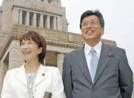 炸锅了！高市早苗的“枕边人”山本拓，憋了整整半年终于开口了！这位73岁的日本