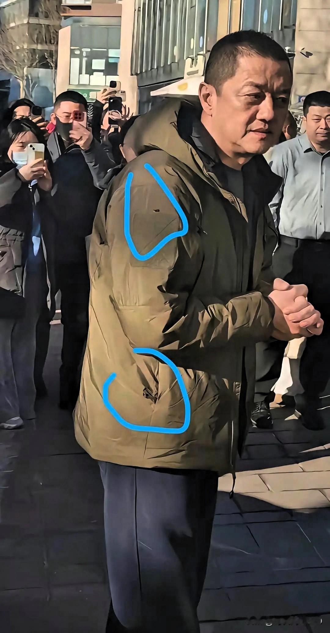 我十分不解地问我同事，为什么李亚鹏他一个大明星，出席活动时穿的衣服，破了几个