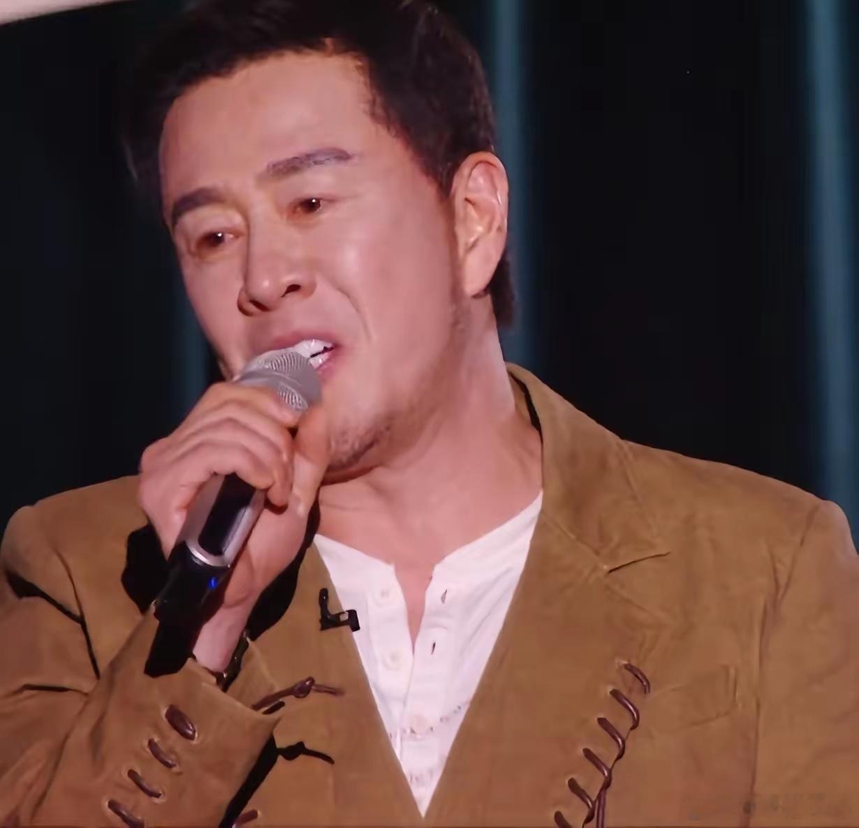 杨坤得知自己被淘汰后，眼眶瞬间红了，眼泪在眼睛里打转，他一开口声音带着哭腔，他说