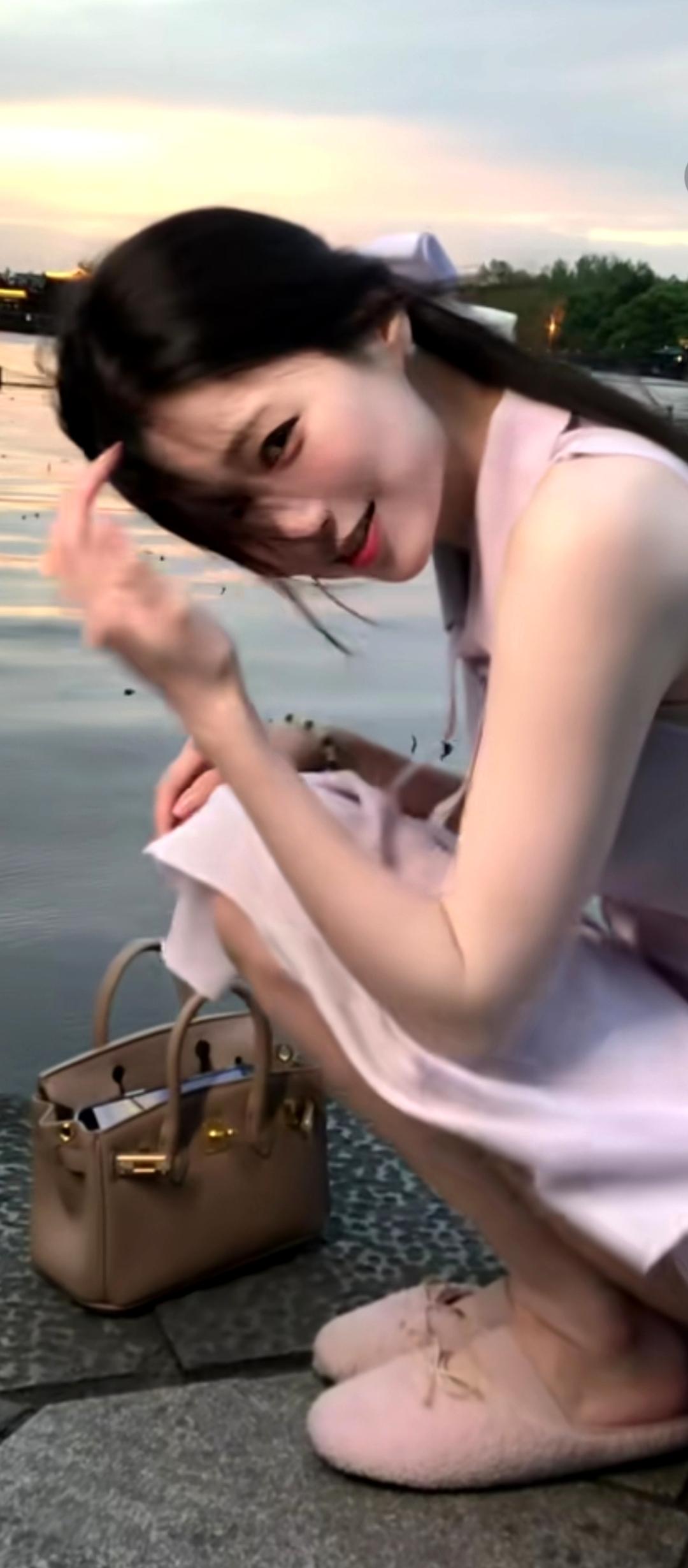 水边轻抚发，笑语似春风。