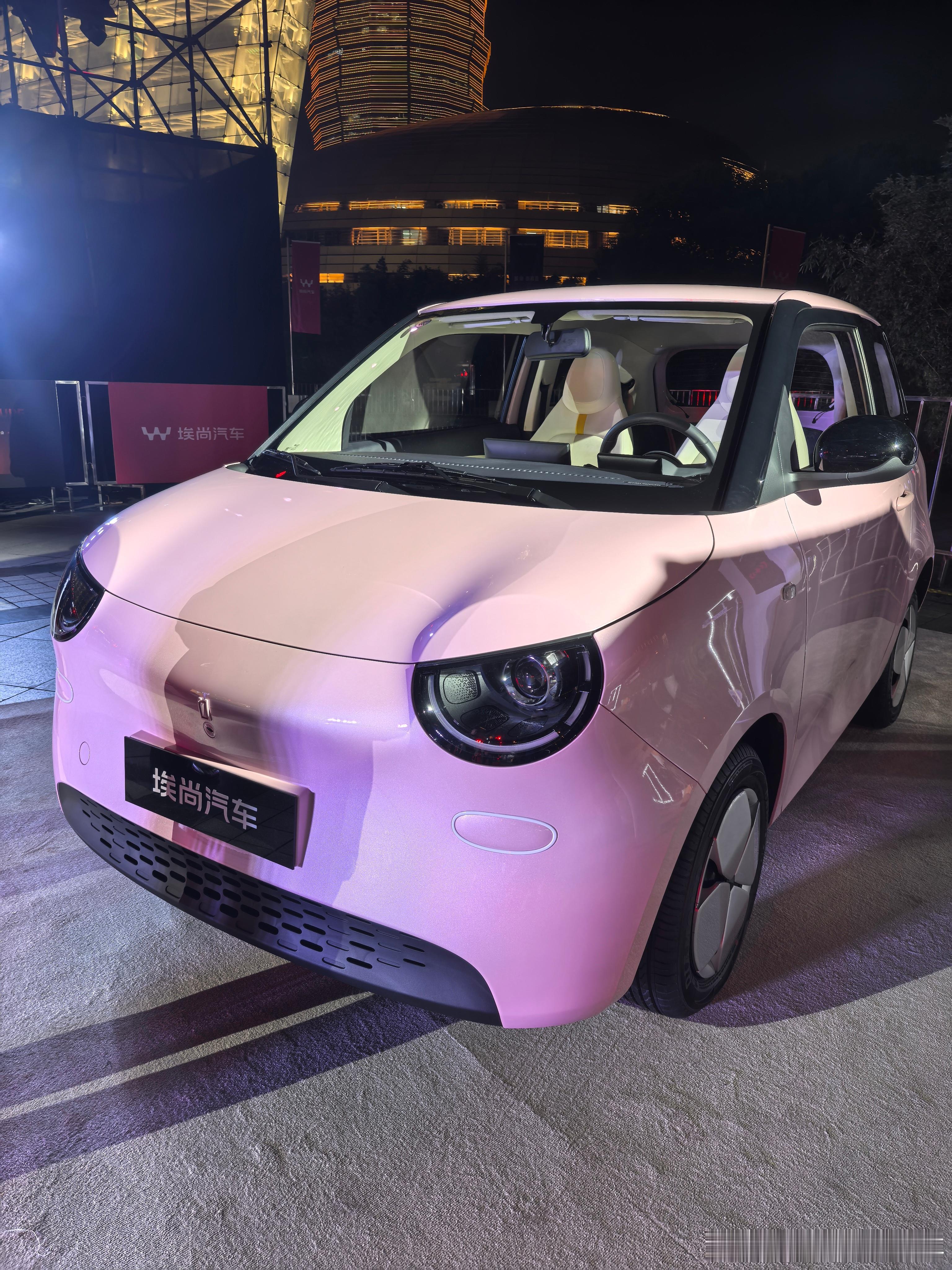 五菱推出的电动汽车新品牌：埃尚。体型跟宏光mini差不多，两个门4个座。看了好几