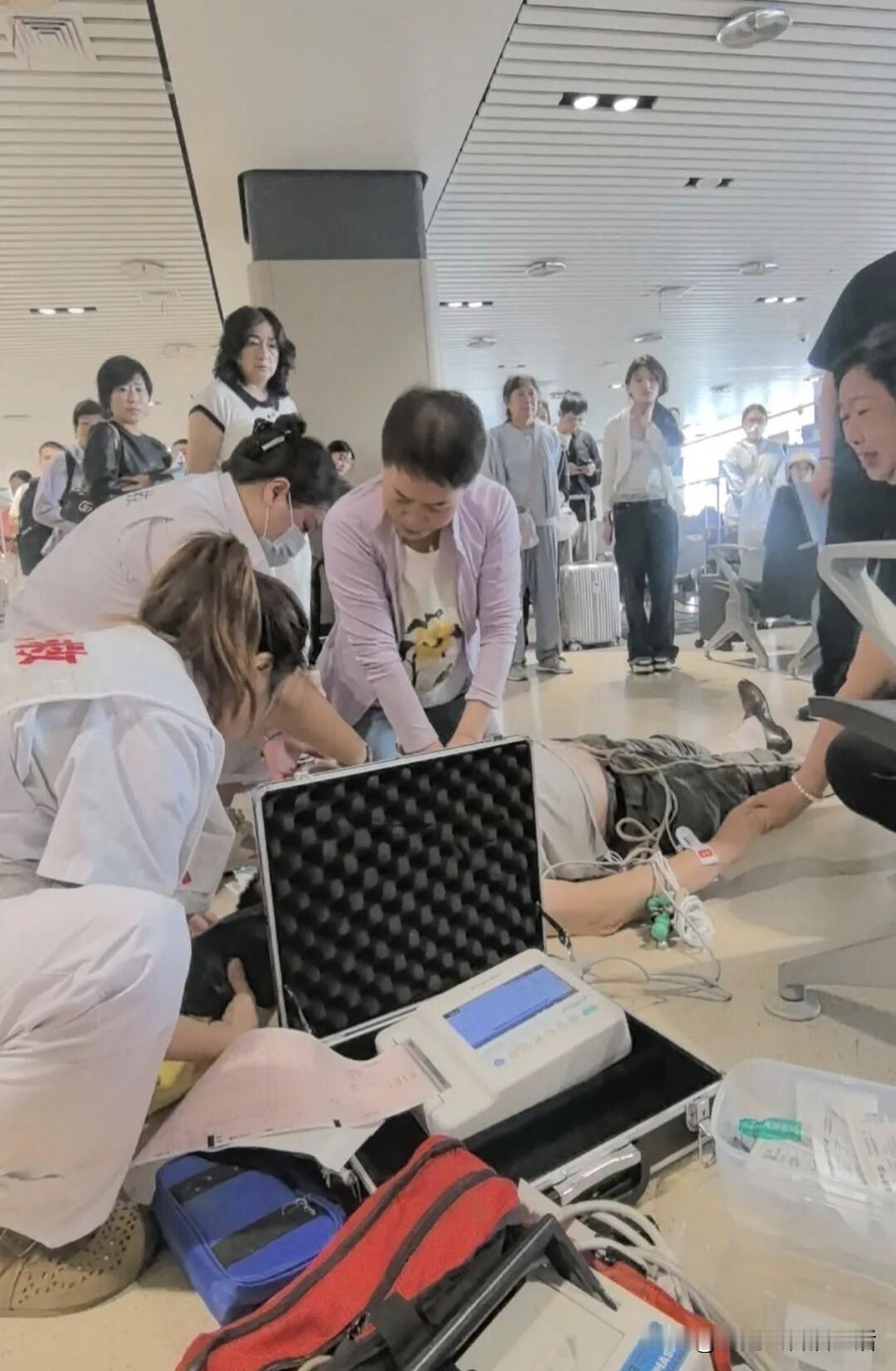近日，哈尔滨机场上演暖心一幕，狠狠诠释了何为医者仁心！青岛市立医院东部院区劳模护