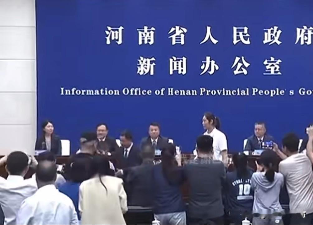 是新鲜热乎的朱婷啊，我们大河南行走的体育名片啊！谁懂啊，一大堆记者拿着摄像头给朱