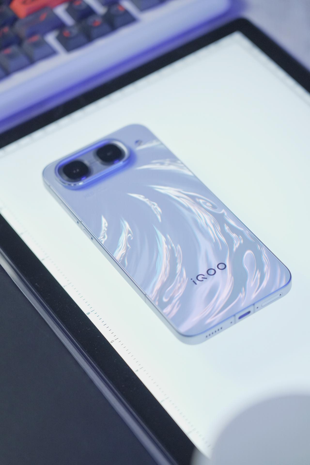 iQOONeo11至尊版轻体验：天玑9500M+9100毫安时大电池，究竟如何