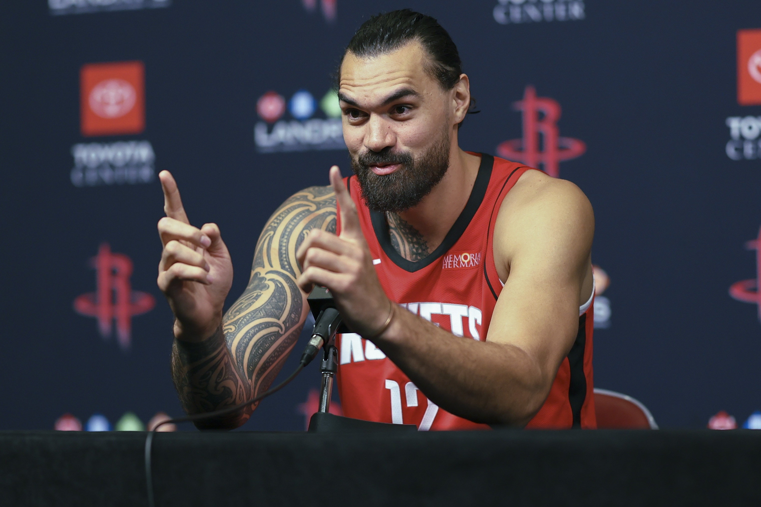 根据统计，在本赛季的球员净效率榜中，火箭老将亚当斯排名第三，他的净效率值达到了2