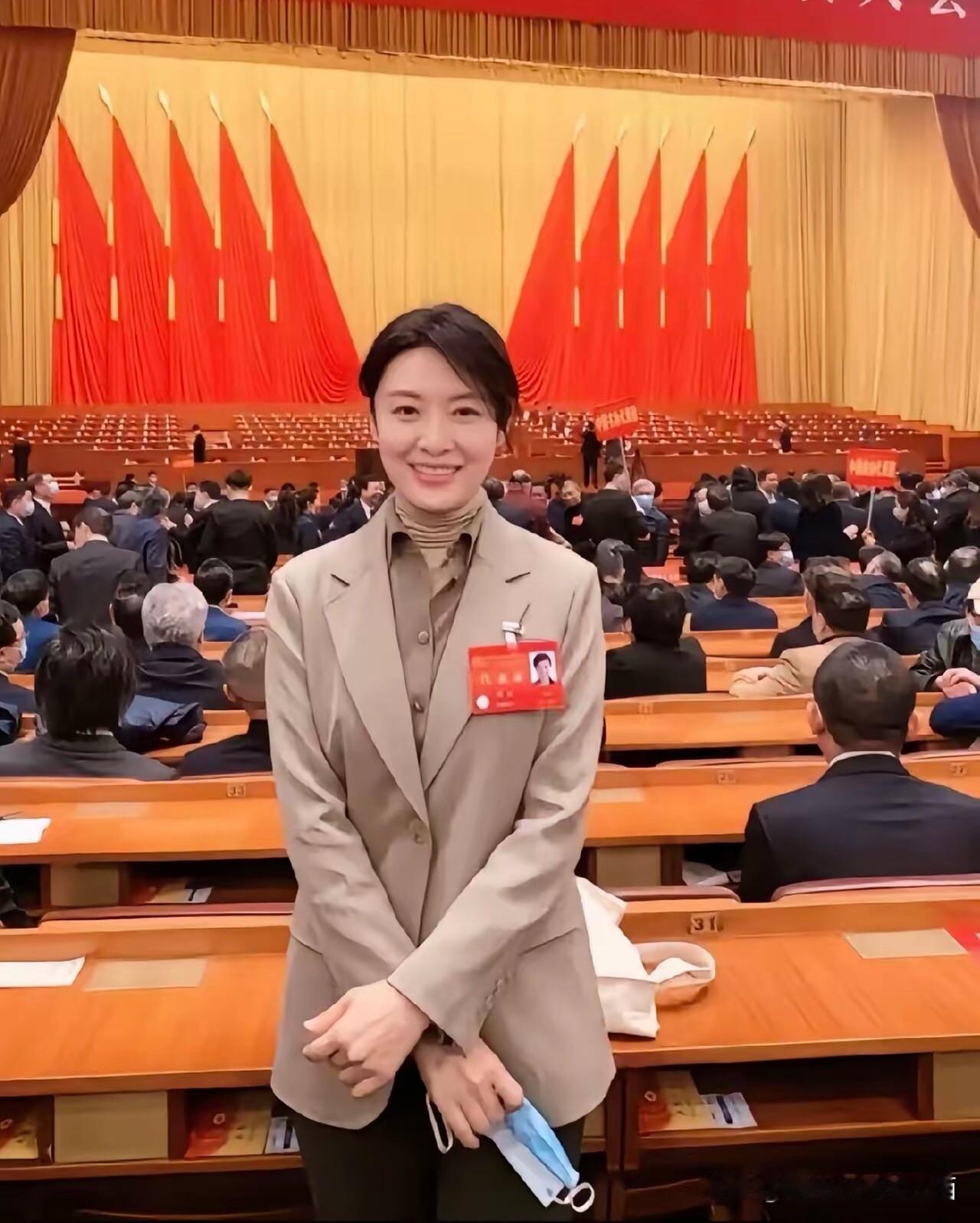 这是真正的古典美女，她的个子很高，很纤细，五官也是精致古典，清纯灵气，大家能一眼