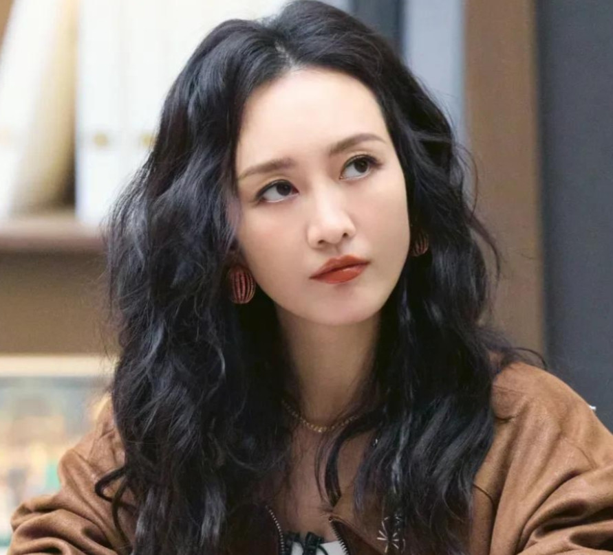 真的不明白王鸥为什么如此卑微！有网友在何九华的相声演出现场，看到了王鸥低调戴
