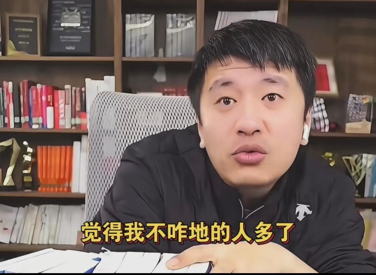 张雪峰还在的时候说过一件事。他上大学的时候参加了学校的主持人比赛，拿了两届主持人