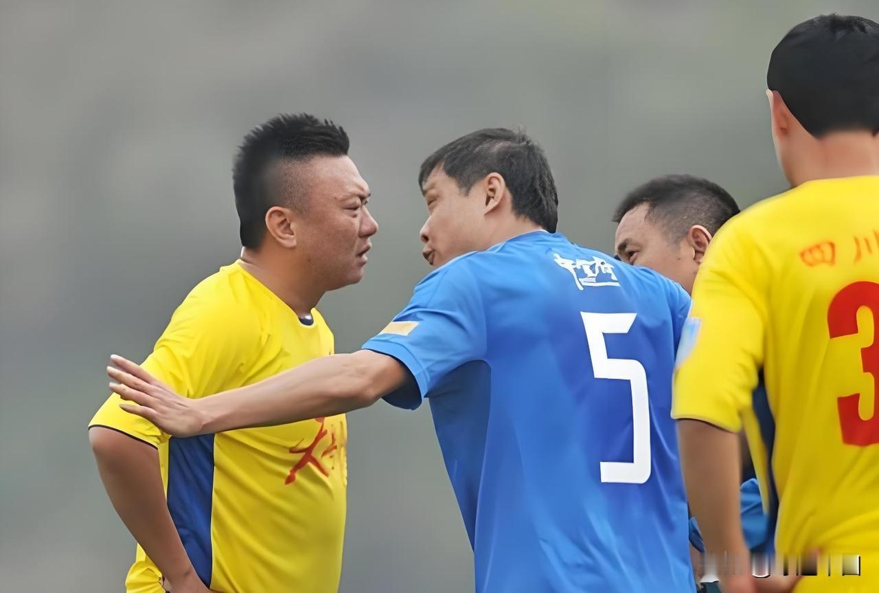 1997年，魏群被调整出国家队，当时其他队友都怕被连累，不敢去送他。只有范志毅，