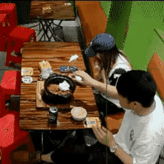 近日，重庆。一对年轻情侣在餐厅吃完饭后，正准备起身走呢，接下来男生的操作，真是让
