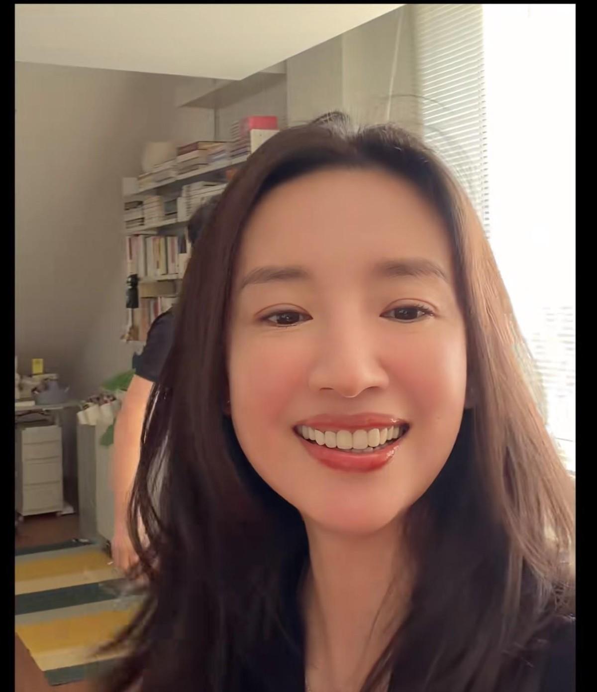 董洁回大连发小家里，系上围裙做了一桌海鲜，热搜上都在夸她“会过日子”。扒开这层