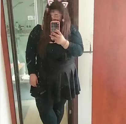 一男子陪老婆外地旅游，晚上在酒店休息，突然遇到警察叔叔查房，老婆刚开门警察叔叔就