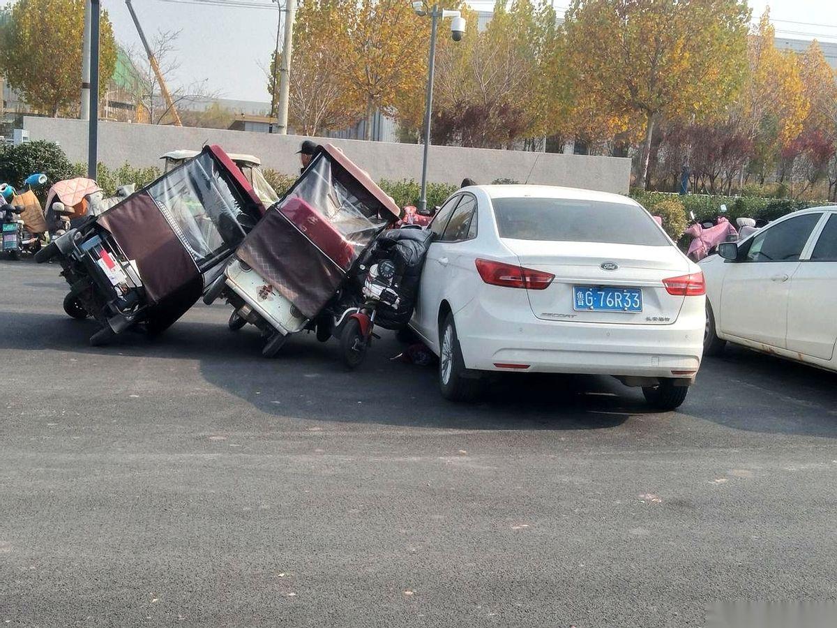 真的，有时候你不得不服，老天爷才是最牛的编剧。山东这大风，直接把停车场的一辆三