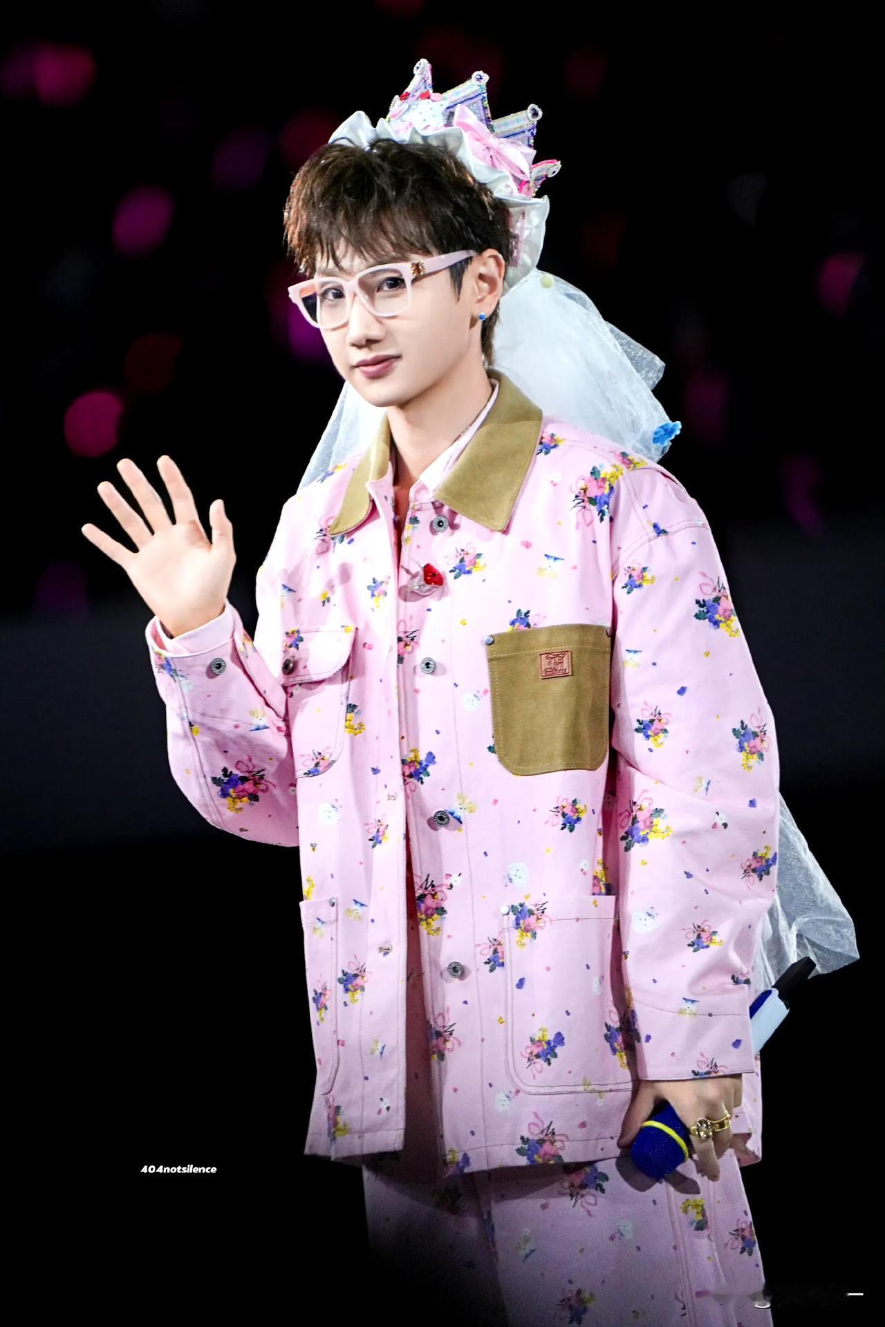 现在有一个现象就是会把男艺人称为“公主”看见汪苏泷演唱会词条一点进去就被带着