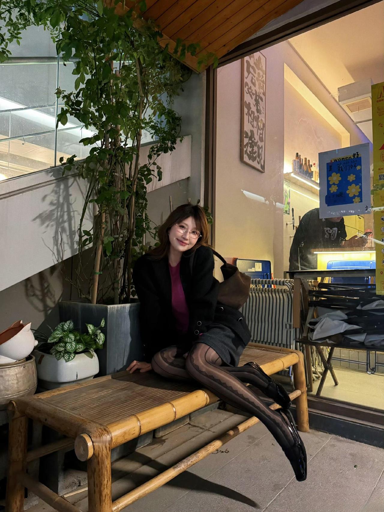 这套是“复古轻熟风”穿搭，撞色+细节单品很有氛围感：-内搭选了玫粉色高领