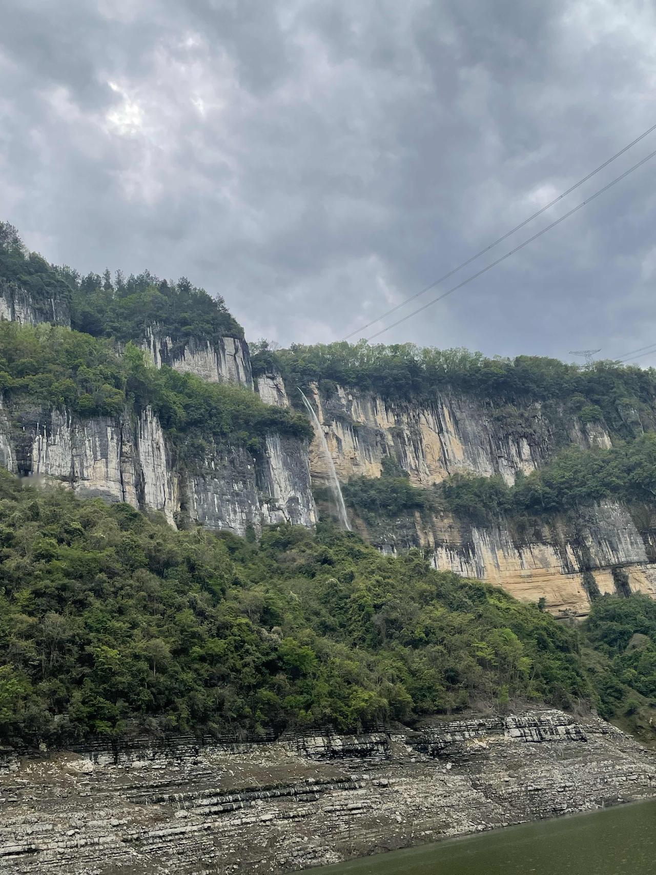 晒晒你旅行中拍摄的美景照片这是我在恩施大清江画廊拍的照片，不愧是画廊，两岸的景色