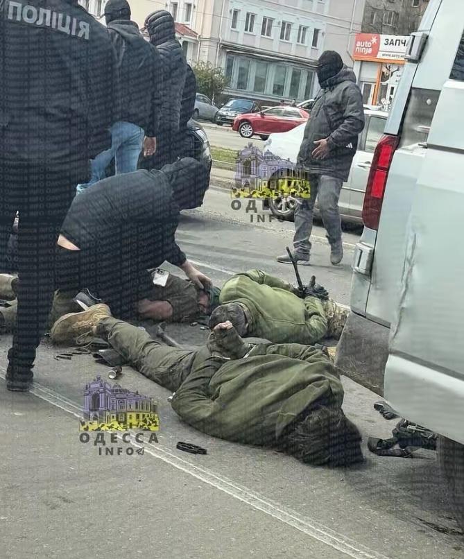 乌克兰征兵办的人，居然被国安局抓了！4月21日，敖德萨街头直接炸了，国安局联