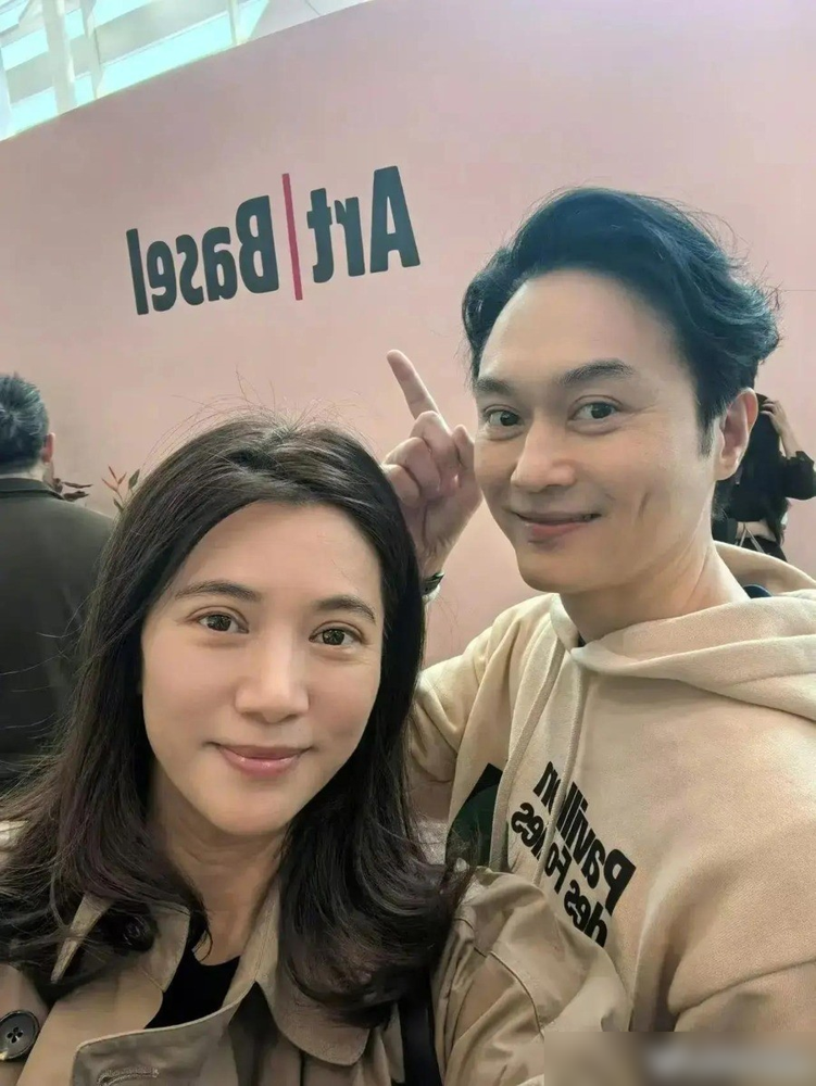 张智霖居然求着袁咏仪买包，一开口就是两个，结果被拒了。以前他高空弹跳，撕心裂肺喊老婆别买包了，我快破