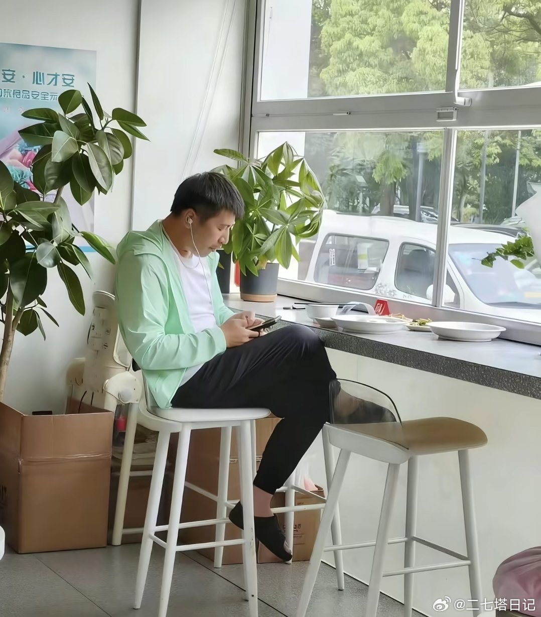 张老师在饺子馆里的身影