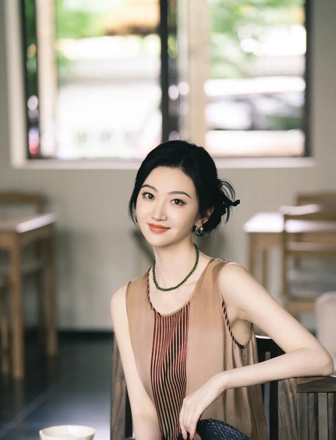 景甜白的发光，美的耀眼[爱心]