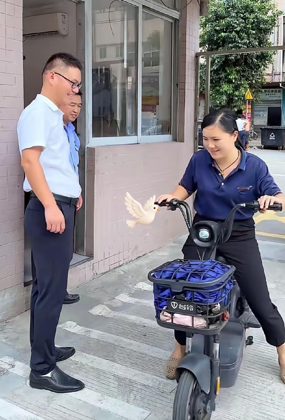 这老板也太暖了吧！东莞一女员工迟到20分钟撞见老板站在厂门口，非但没慌，还