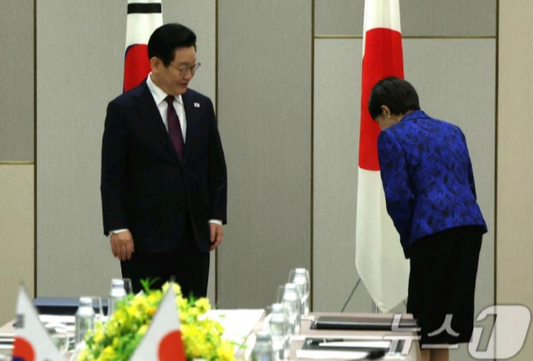 李在明这次学精了。自从尹锡悦上次访日，稀里糊涂对着日本国旗鞠了躬，被韩国民众