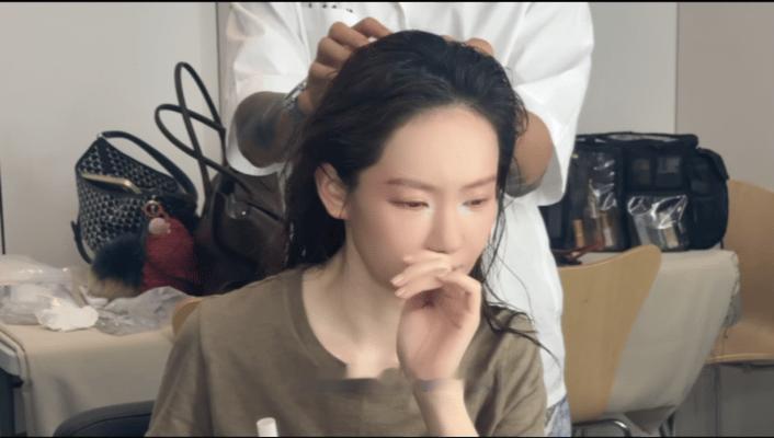 戚薇这是肿么了天呐，看着还有点心疼，拔完牙脸肿成这样肯定不舒服，还要强撑着拍造型