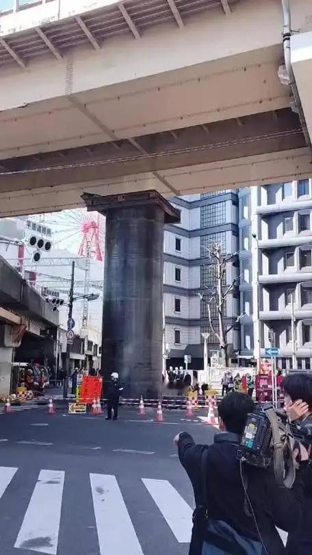 日本的“耻辱柱”自己从地下长出来了。3月11号这天，日本整个国家都浸在一种沉