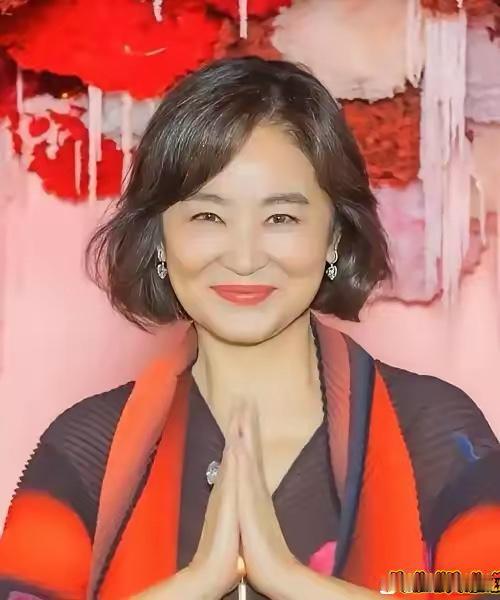 林青霞，冲上热搜。谢贤去世后，他的好友林青霞突然冲上了热搜。港媒曝光了谢贤的遗嘱