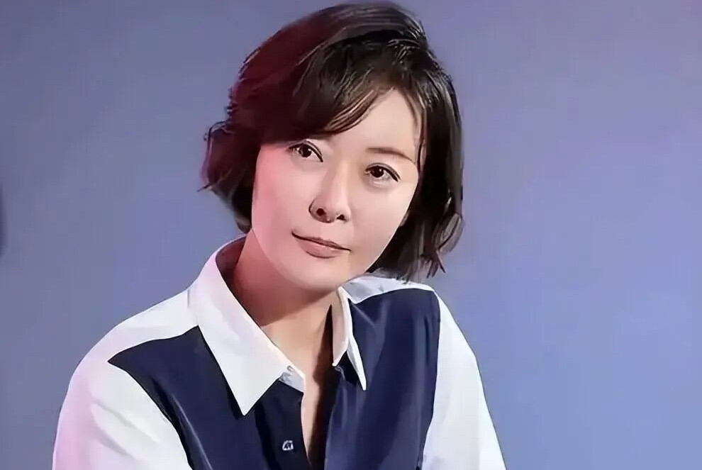 54岁的女演员柯蓝私下打扮低调随性，外出也会选择低碳出行，扫了一辆共享单车后，洁癖严重的她从包里掏出